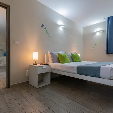 Housing Giulia Aparthotel